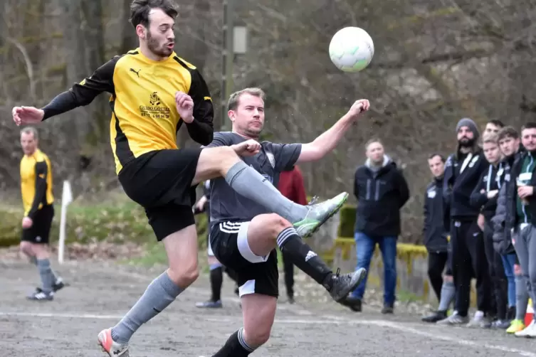 Hier mal einen Schritt zu spät: Philip Steuer (graues Trikot) will mit der SG GlanAlb zum Gruppen-Abschluss Zweiter werden. 