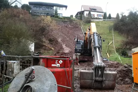 Seit Anfang Februar sichert eine Spezialfirma den abgerutschten Hang.