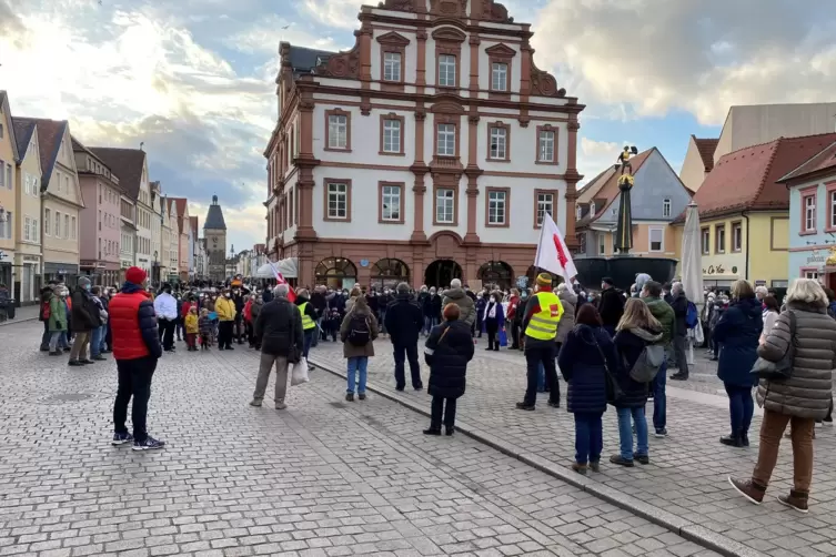 Gegen Krieg in der Ukraine: Rund 150 Personen haben vor der Alten Münze eine Mahnwache abgehalten. 