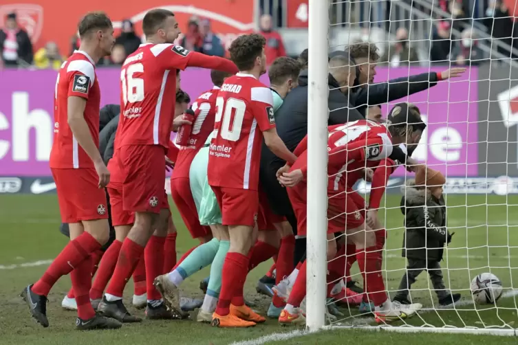 La Ola mit Nachwuchs: Die Spieler des FCK feiern den 14. Saisonsieg.