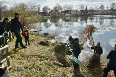 Die Mitglieder des Anglervereins müssen Arbeitsstunden leisten. Viele tun das, indem sie sich für die Umwelt einsetzen. 