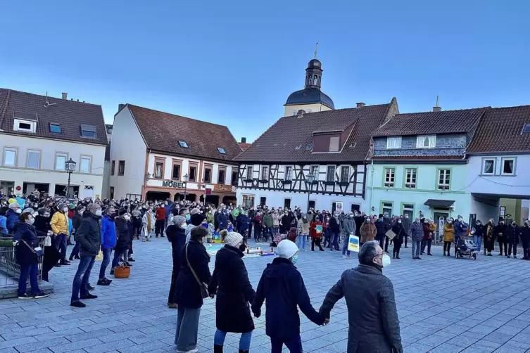 Rund 250 bis 300 Personen hatten sich auf dem Römerplatz in Kirchheimbolanden zur Mahnwache eingefunden.