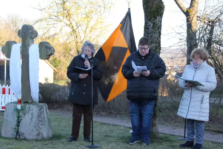  Von links nach rechts: Regina Mayer-Oelrich (Evangelischer Frauenkreis), Markus Schreiber (Kolpingfamilie) und Marlies Müller (