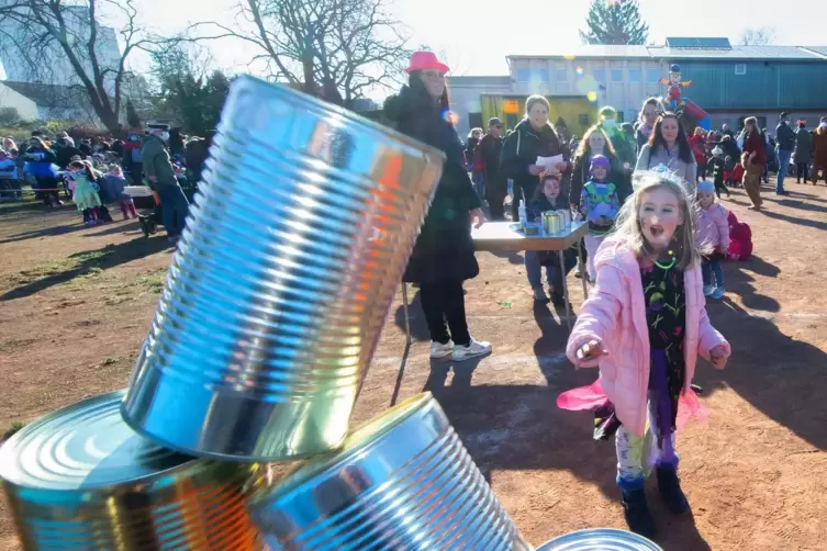 Dosenwerfen war nur eine von vielen Attraktionen, die die Igg’lener Bessem bei der Kinderfasnacht auf dem Sportplatz des TSV Igg