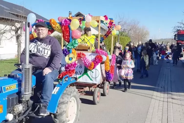 Ein Kleintraktor, gelenkt von Markus Risch und versehen mit einem kleinen Anhänger, führte den Zug an.