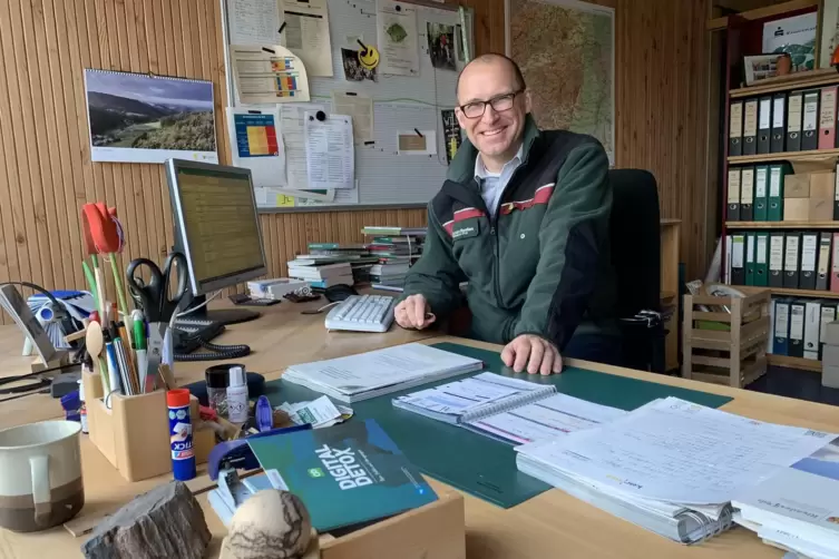 Für einen seiner Tische zuhause hat Michael Leschnig, der Leiter des Hauses der Nachhaltigkeit in Johanniskreuz, eine Vogelkirsc