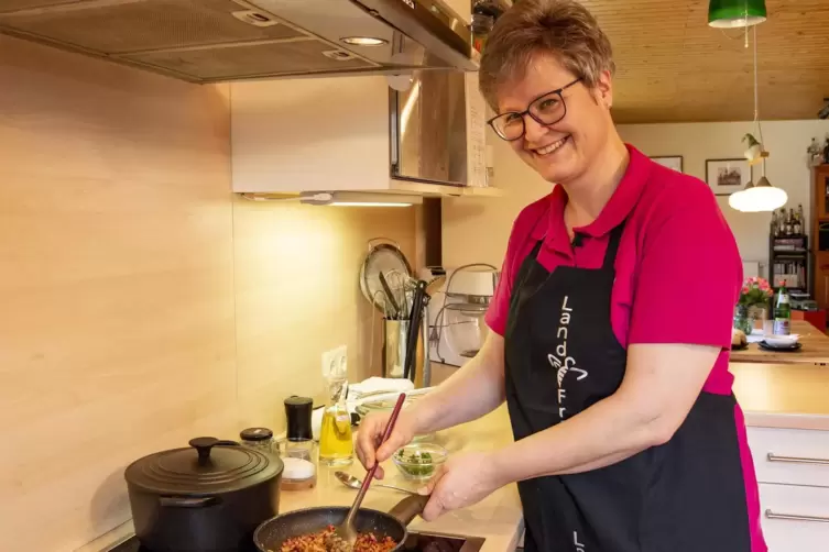 Ulrike Meisel bei der Zubereitung der Kartoffelsuppe 