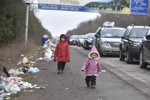 Kinder auf dem Weg zur polnischen Grenze: Für die Geflüchteten aus der Ukraine bittet die Speyerer AfA vor allem um Kinderkleidu