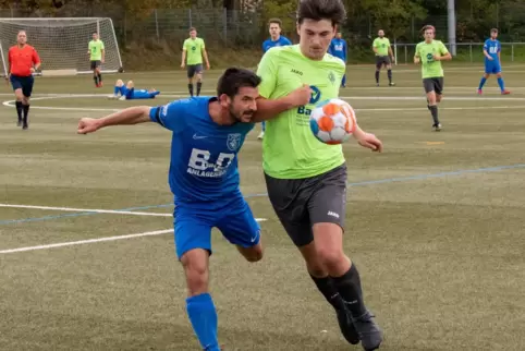 Waldmohrs Dennis Ecker (rechts) und Ramsteins Tobias Layes im Gerangel um den Ball. Während der FVO beste Chancen auf den Bezirk