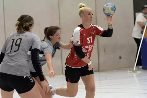 Appelliert an die Einstellung ihrer Mitspielerinnen: Yvonne Rolland (rechts) von der TSG Friesenheim). 