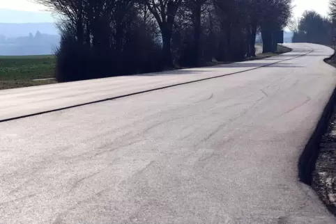 Auf der L401 zwischen Morschheim und Kibo ist schon alles vorbereitet. Um den Asphalt richtig auftragen zu können, braucht es ab