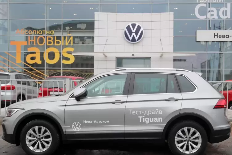 Ein VW Tiguan steht vor einem Autohaus in St. Petersburg.