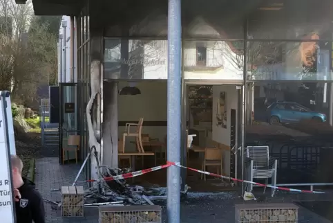 Der Edeka-Markt in Lautzkirchen wurde durch die Brandstiftung schwer beschädigt. Das Bild entstand am Tag nach dem Brand. Seit M