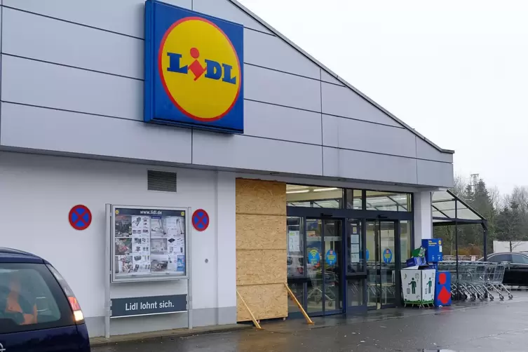 Auch am Lidl-Markt unweit des Edeka-Marktes brannte es am Abend des 20. Januar. Die Feuerwehr löschte einen Container.