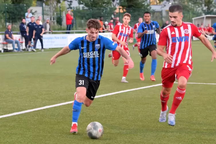 Edonart Leposhtaku (links), hier noch im Trikot des FC Speyer, läuft am Wochenende erstmals für Mechtersheim auf. 