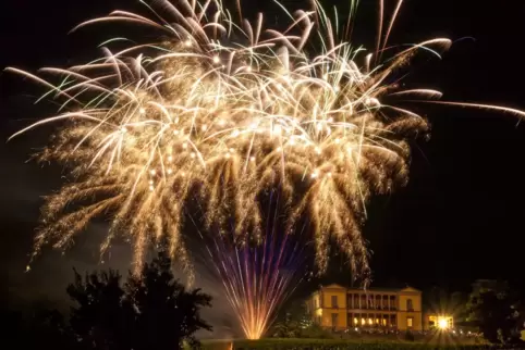 Ein echter Blickfang: Das Feuerwerk über der Villa Ludwigshöhe. 