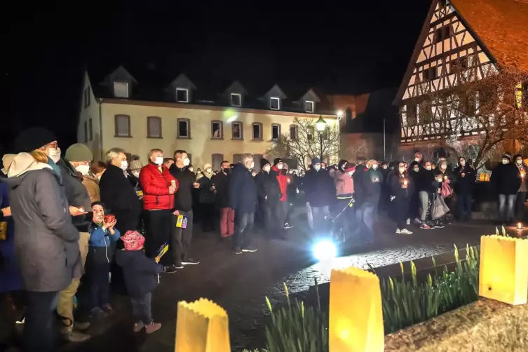 Licht ins Dunkel bringen. Unter den Menschen hier in Schifferstadt sind Ukrainer, die sich um ihrer Verwandten zu Hause sorgen. 