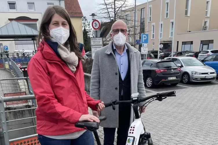 Victoria Singler (links) und Verbandsbürgermeister Volker Poß. 