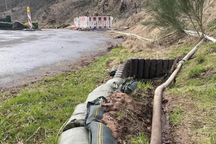 Viel Geld kostet der neue Regenwasserkanal, der in Bann geplant ist. Derzeit behilft man sich in der Bergstraße mit Schlauchleit