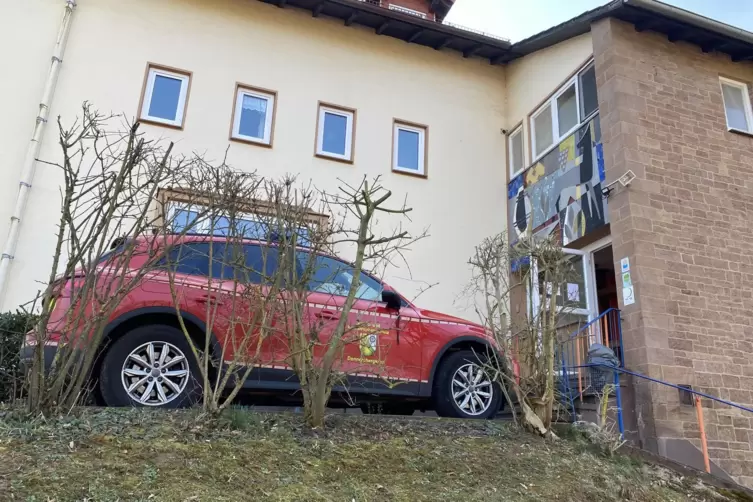 Ein Fahrzeug des Katastrophenschutzes des Kreises parkt vor der Jugendherberge.