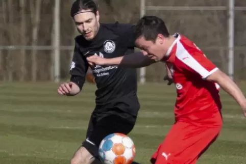 SVM-Spielertrainer Florian Paulus (links, hier gegen Maßweilers Niklas Huber) hatte mit drei Toren einen Sahnetag erwischt.