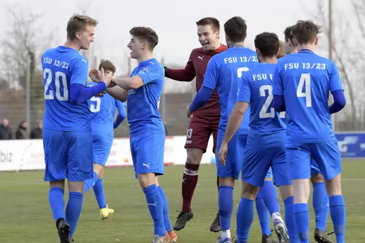 Schifferstadts Tim Demele (links) erzielt das entscheidende 3:1 und wird dafür vom Team gefeiert.