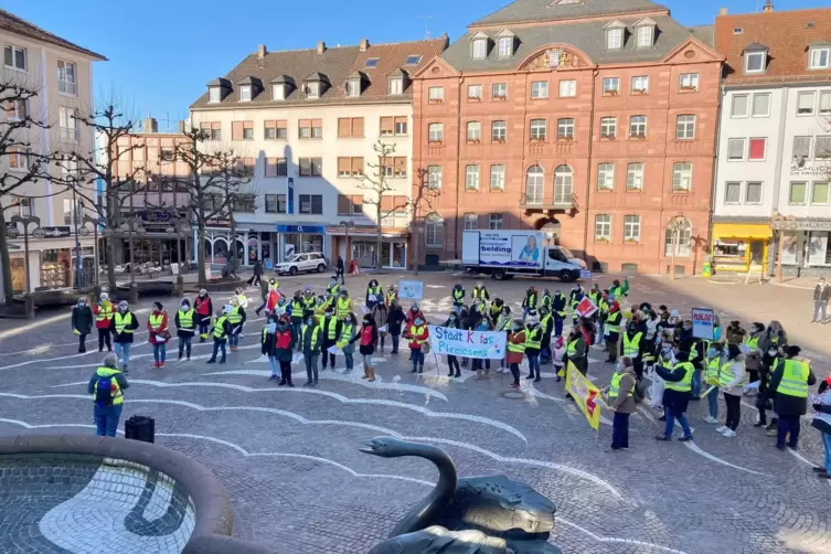 Rund 120 Erzieherinnen demonstrierten am Dienstag auf dem Schlossplatz für mehr Personal in den Kitas und mehr Geld. 