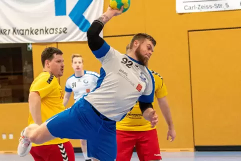 Mit viel Zug zum Tor: Max Junghanß. Mit sechs Toren war er beim Derbysieg gegen die HSG Eckbachtal III bester HR-Schütze. 