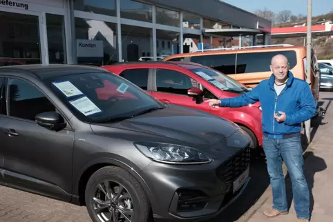 Michael Backes vom Autohaus Wagner in Hornbach hat noch Autos auf dem Hof, nimmt dafür aber auch große Mühen auf sich.