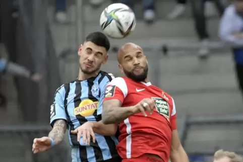 Ein Mann von großer körperlicher Robustheit: Terrence Boyd (rechts), hier im Kopfballduell mit dem Mannheimer Gerrit Gohlke. 