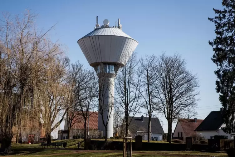 Wasserturm in Martinshöhe: Beim kühlen Nass muss noch einmal nachgerechnet werden. 