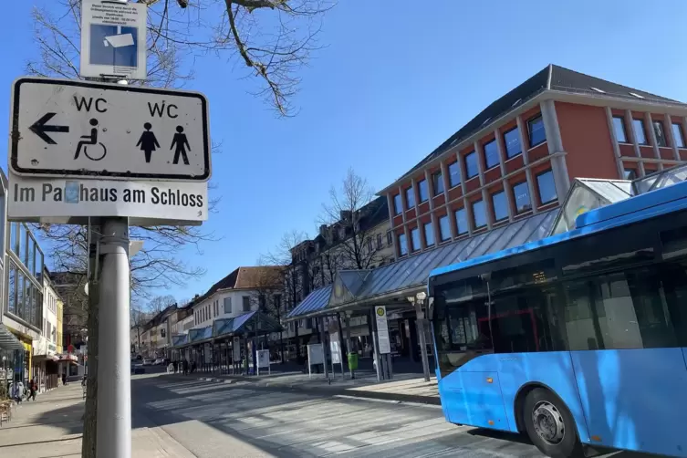 Überbleibsel vom Stadtfest: Ein Schild am Busbahnhof weist auf die Videoüberwachung zwischen 18 und 2 Uhr hin.