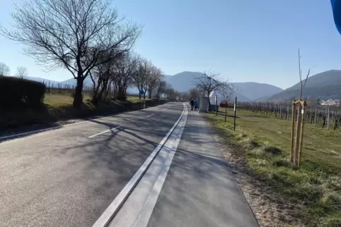 Fußgänger können den neuen Gehweg beschreiten, der parallel zur Villastraße verläuft. 