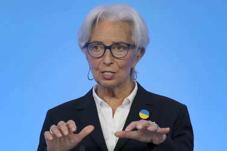 EZB-Präsidentin Christine Lagarde zeigte gestern mit einem Anstecker am Revers in den ukrainischen Landesfarben Empathie mit dem