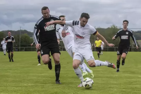 Landesligist TuS Steinbach (hier mit Jan-Eric Barz, schwarzes Trikot) trifft zum Testspiel auf die U19 des 1. FC Kaiserslautern.