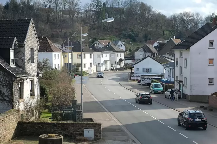 Die Homburger Straße (B423) in Schwarzenacker, mit Blick in Richtung Einöd und A8. Hier hätte Rolf Omlor gerne Tempo 30 gesehen.