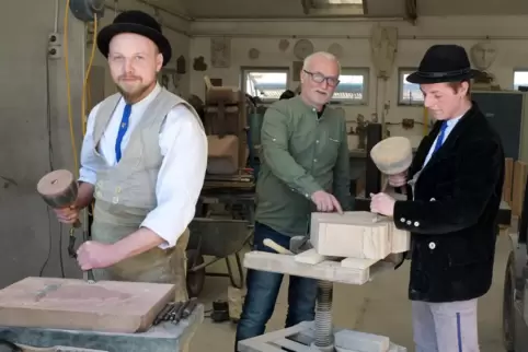 Bei Steinmetz Siegfried Keller (Mitte) in Harthausen: Simon Dornhauser (links) und Julian Andres. 