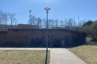 Eingang zu einem unterirdischen Teil der Festungsanlage im Lamotte Park. Im Hintergrund ist die Weizsäcker-Realschule zu sehen.