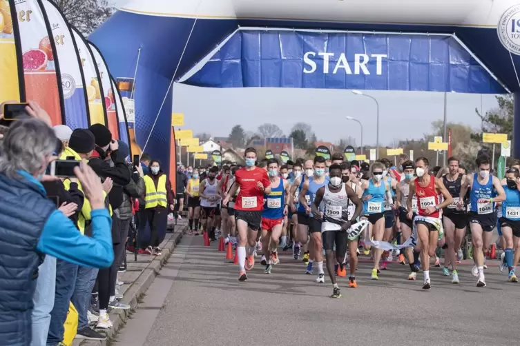 Die Läufer sind los. Thea Heim (mit der 1002) und Simon Stützel (rechts daneben) werden neue Streckenbestzeiten im Halbmarathon 