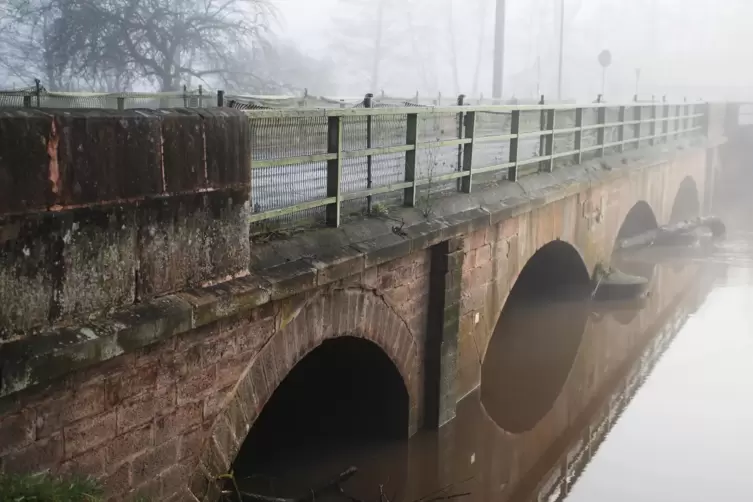 Die Sandsteinbrücke mitten in Rehweiler ist seit Jahren sanierungsbedürftig. 