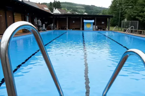 1990 war der frühere Löschteich in Gimsbach zum Schwimmbad ausgebaut worden.