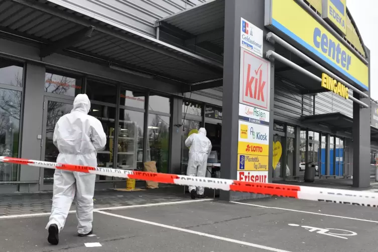 Die Spurensicherung ist am Tatort im Edeka E-Center in Wellesweiler im Einsatz.