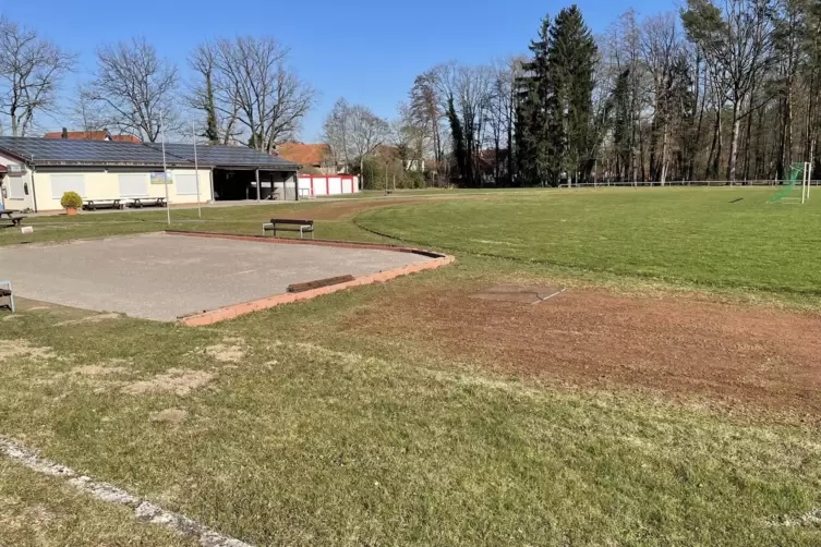 Das Sportgelände Schaidt mit dem Naturrasenplatz, die mit Gras und Moos bewachsene Aschenbahn, die teilweise schon vom Bouleplat