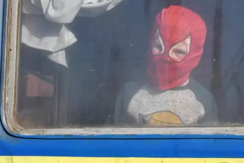 Ein Kind mit Spiderman-Maske verlässt die kriegserschütterte Ukraine. In Deutschland steht das Thema Schulbesuch zur Debatte. 