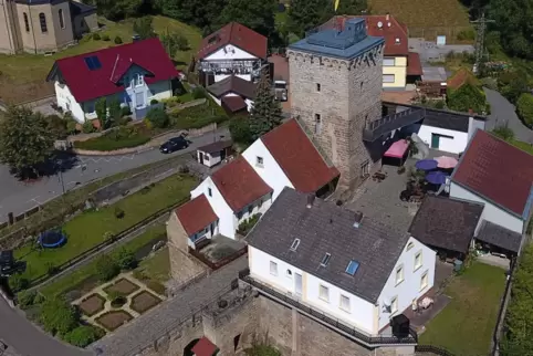 Die Wasserburg ist das Wahrzeichen von Reipoltskirchen. Die Amtsgeschäfte werden ohne Ortsbürgermeister und Beigeordneten jedoch