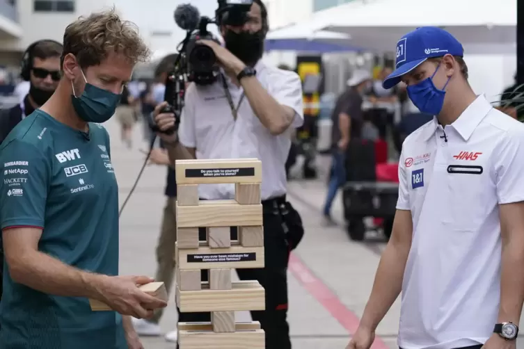 Sebastian Vettel (links) und Mick Schumacher müssen sich in der anstehenden Formel-1-Saison beweisen. 