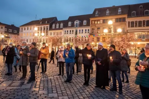 Dekan Volker Janke und Imam Abdullah Allgalad nach der Lichterprozession auf dem Rathausplatz. 