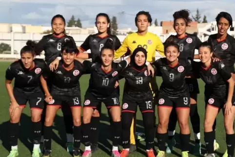 Jasmina Barhoumi (hinten, Zweite von links) in der tunesischen Nationalmannschaft vor einem Heimspiel gegen Algerien. 