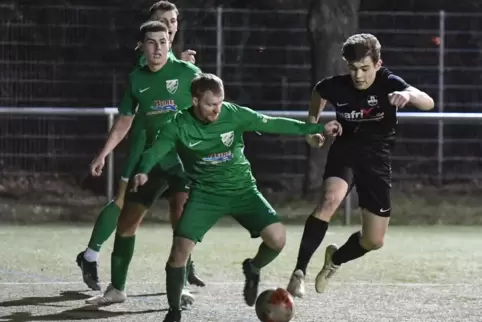 Wer hat den Ball? Eppsteins Jonathan Reiß (links) und Maximilian Haltenberger im Zweikampf. 