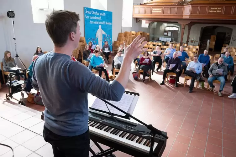 Timo Böcking erklärt, wie man Gospels singt. 